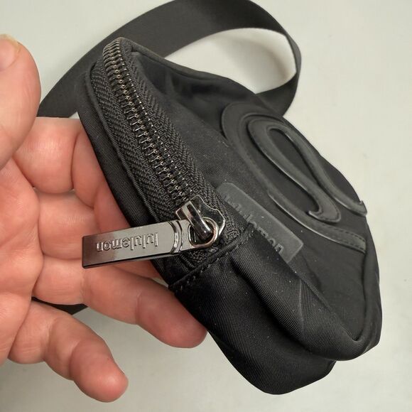 Lululemon Belt Sling Bag Black Nylon Large Logo 1L - 7" x 5" x 2" Waist Fanny - Picture 9 of 16
